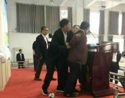 funkcjonariusze aresztują pastora